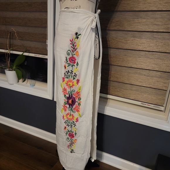 Embroidered Saronda Beach Cover-up - Picture 1 of 9